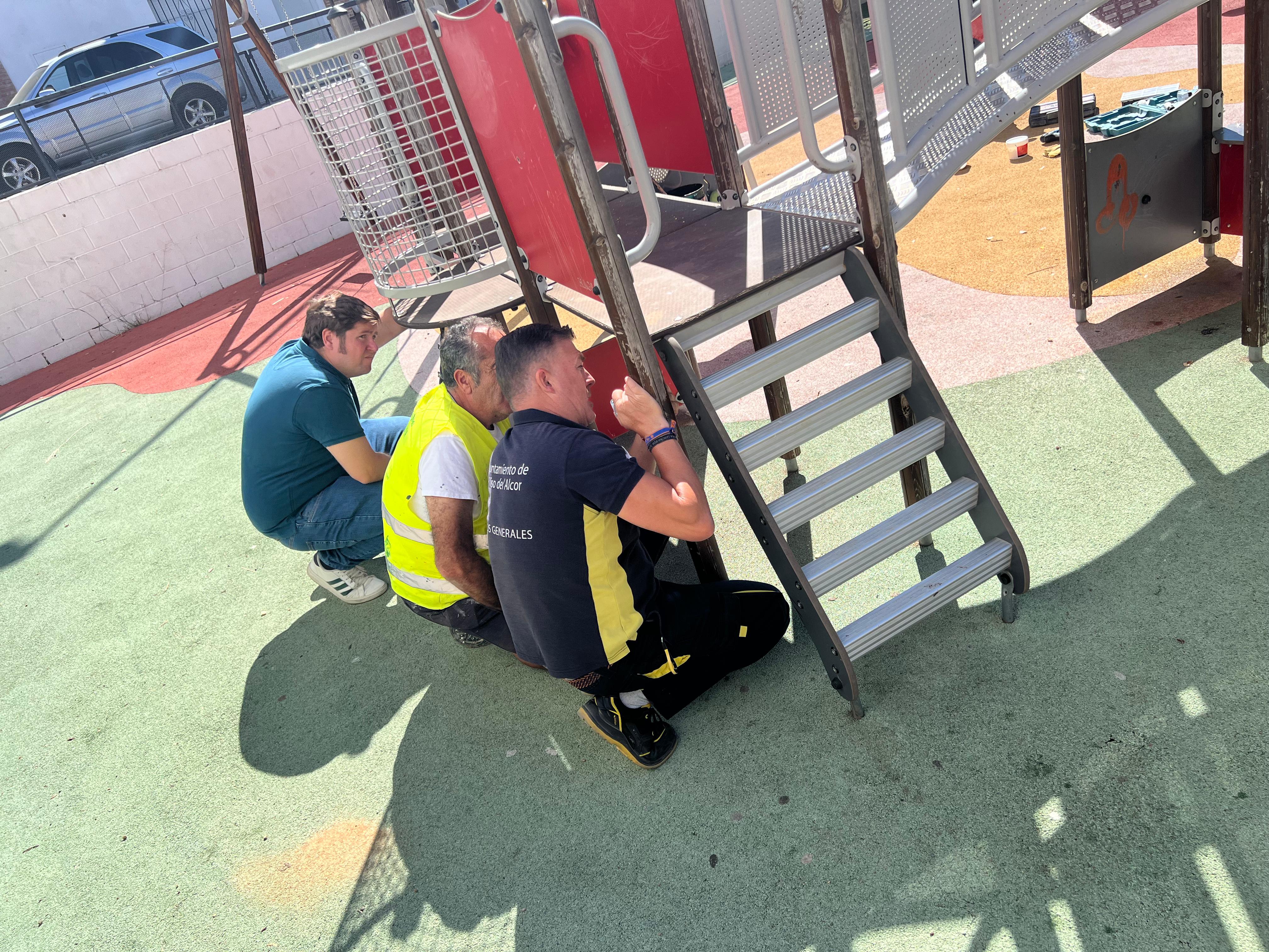 Arreglos en la zona de juego infantil de la plaza Donantes de Sangre 1