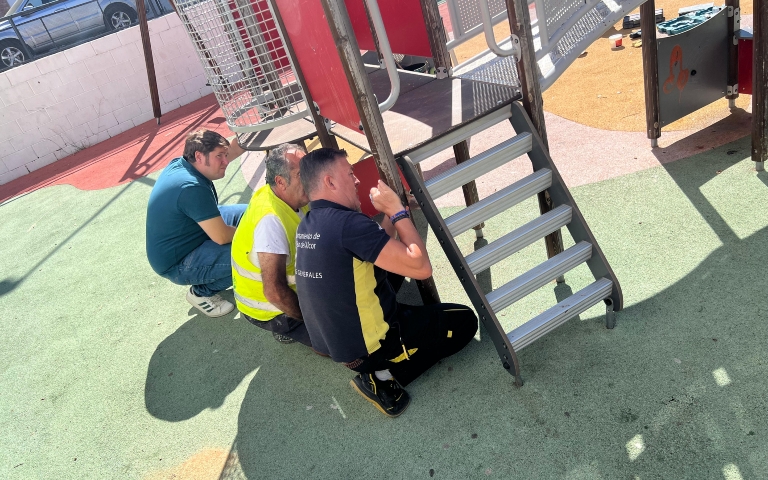 Arreglos en la zona de juego infantil de la plaza Donantes de Sangre 1