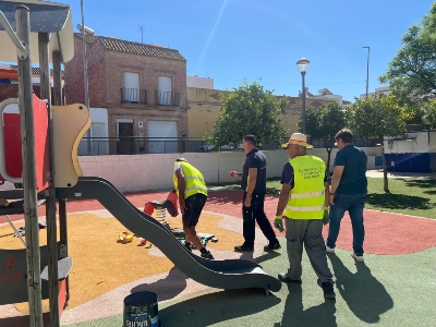 Arreglos en la zona de juego infantil de la plaza Donantes de Sangre 2