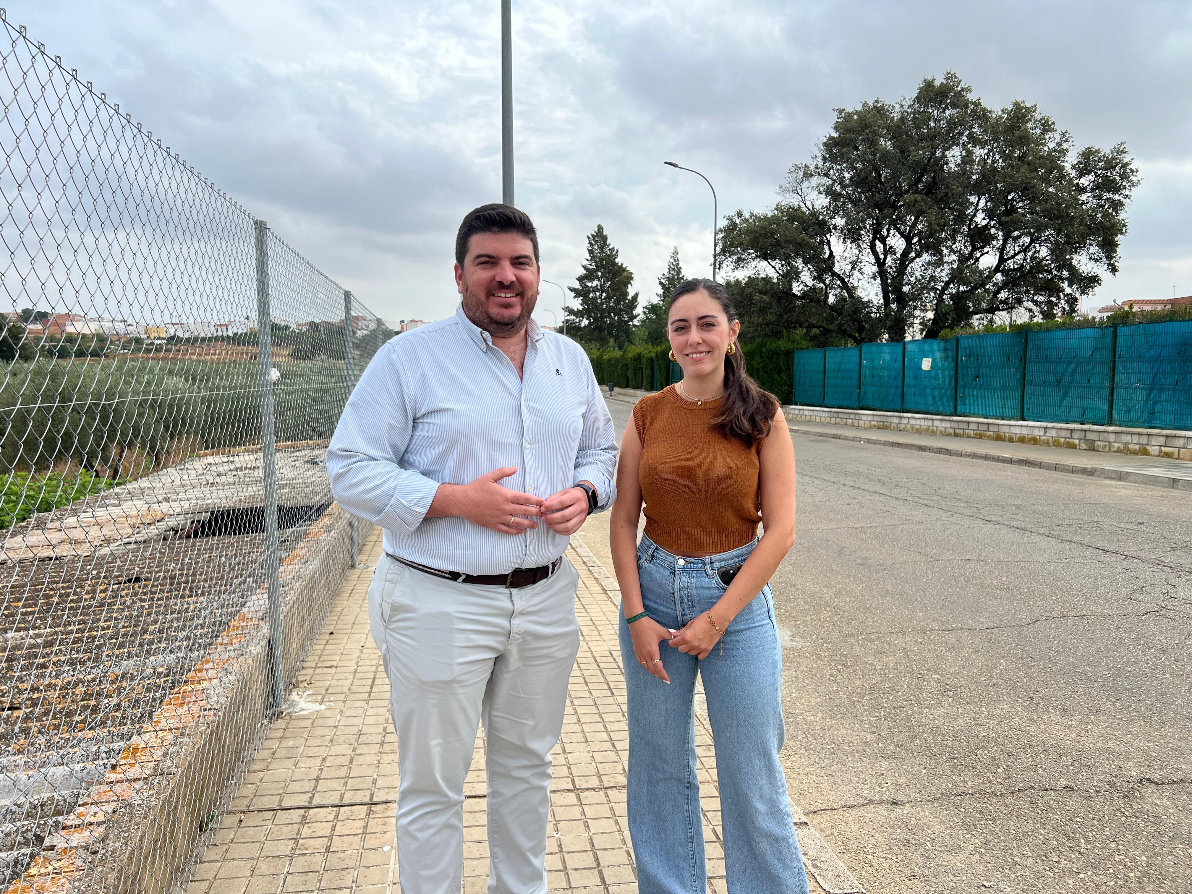 Gabi Santos y Paula Montero presentan la nueva ubicación del mercadillo