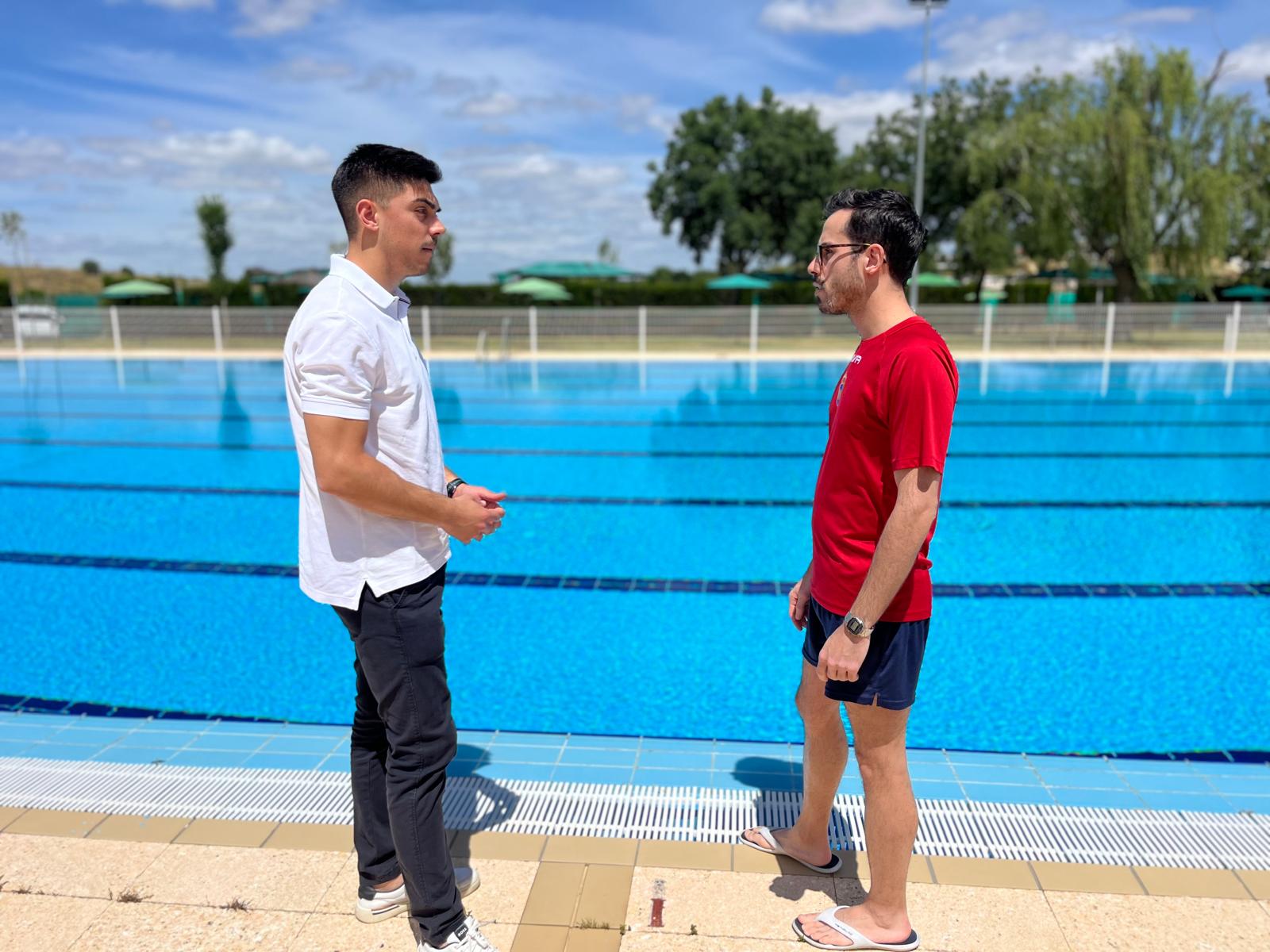 Manuel Salvat presenta los cursos de verano en la piscina